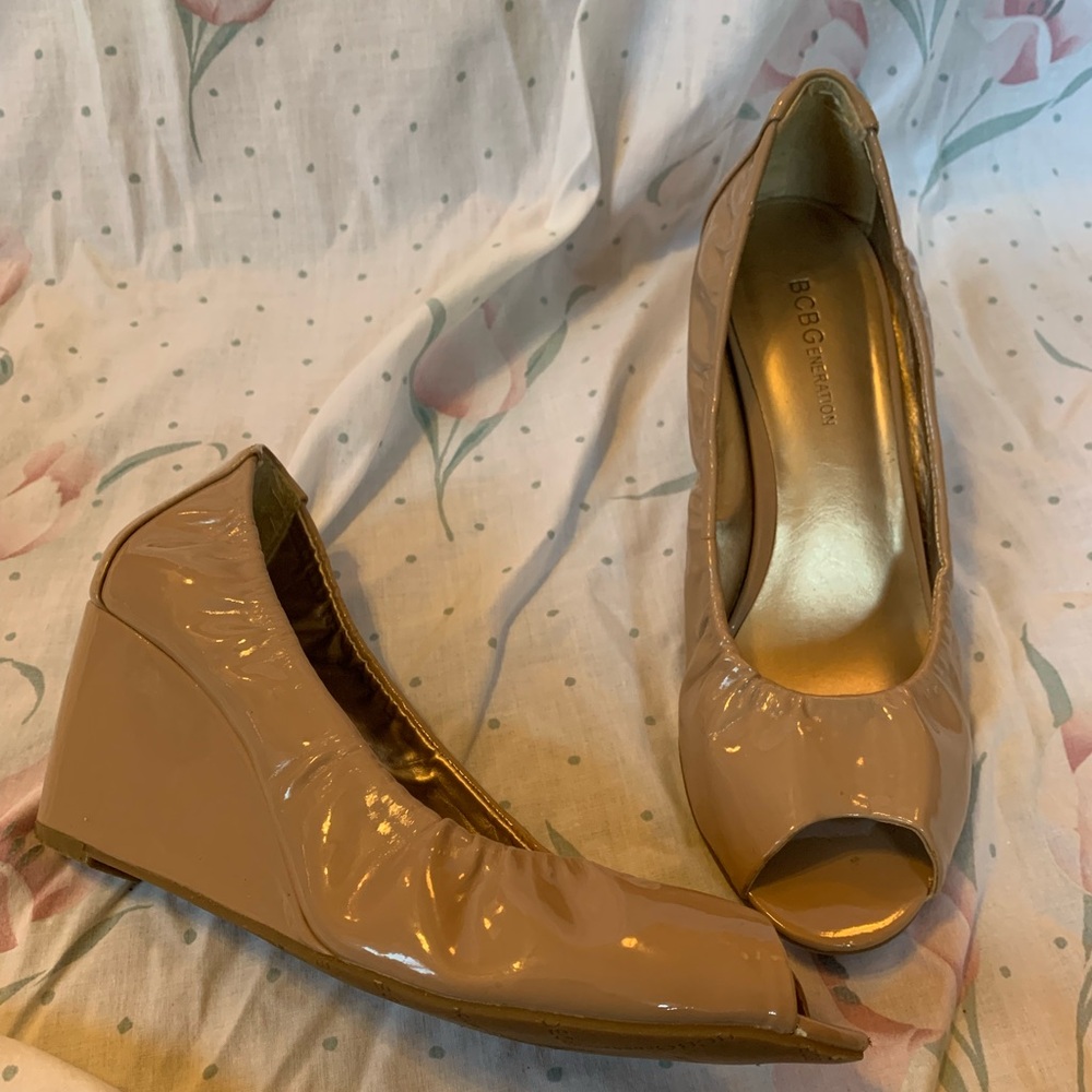 Nude patent peep-toe wedges